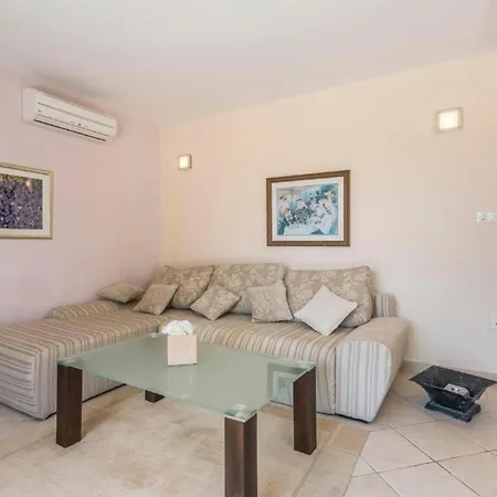 Charmantes In Medici Mit Privatem Pool By Interhome Vikendica Mimice