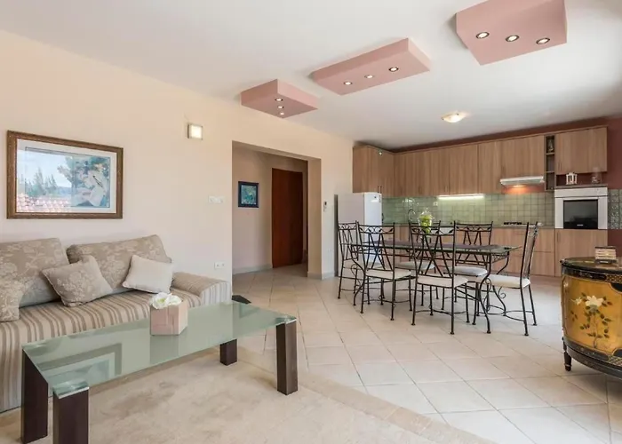 Charmantes In Medici Mit Privatem Pool By Interhome